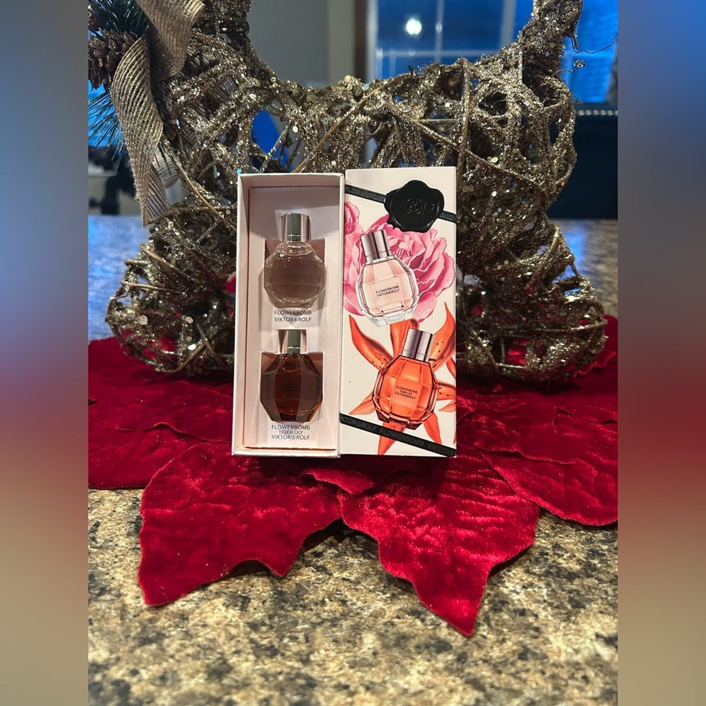 Viktor & Rolf Flowerbomb and Flowerbomb Tiger Lily Duo Travel Set-NIB ๐ธ - Picture 6 of 6